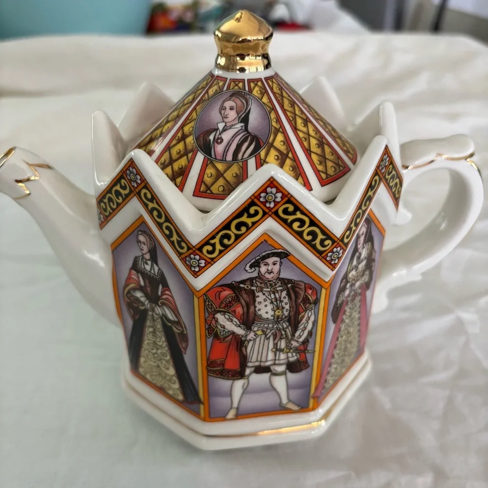 Sadler King Henry the VIII and 6 Wives Teapot England Crown Lid Gold Trim - Picture 4 of 13